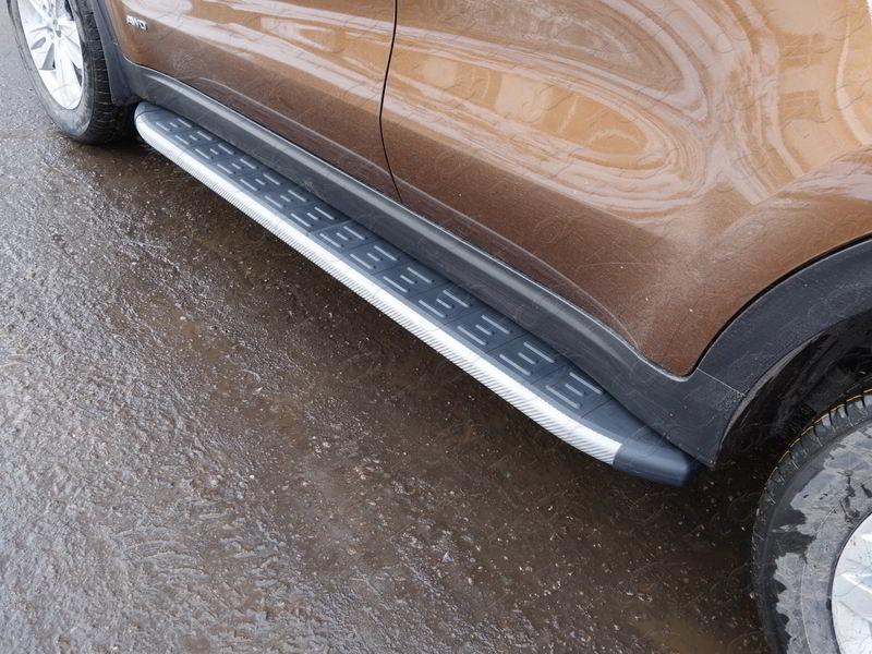 Пороги алюминиевые с пластиковой накладкой (карбон серые) 1720 мм для автомобиля Kia Sportage (QL) 2018- TCC Тюнинг арт. KIASPORT18-37GR