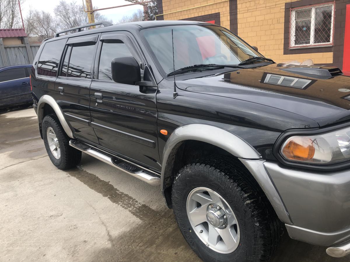 Пороги труба с проступью с нержавеющим листом для автомобиля Mitsubishi Pajero Sport 1998-2007 арт. MSPS.98.93-2