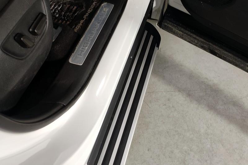 Пороги алюминиевые "Slim Line Silver" 1820 мм для автомобиля Toyota Highlander 2020- арт. TOYHIGHL20-22S